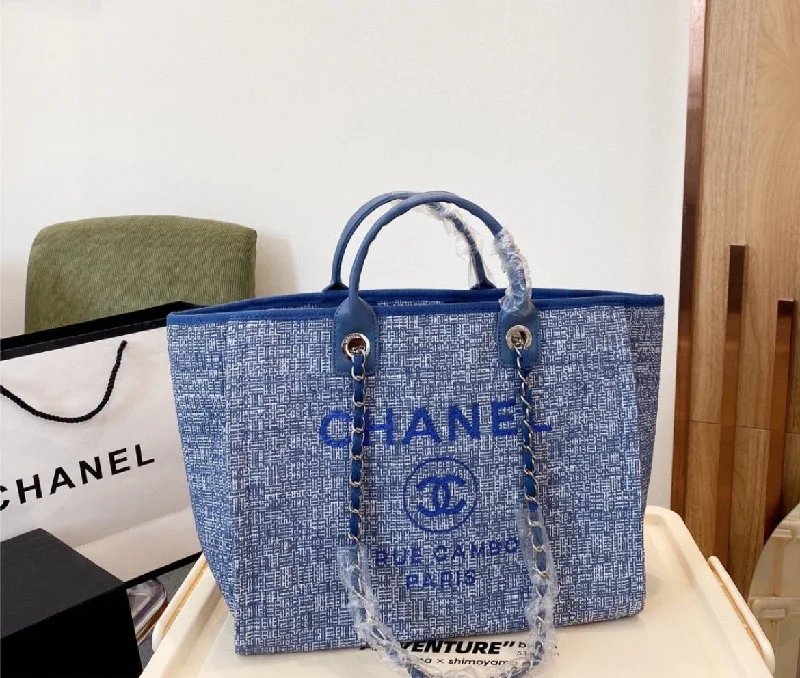 Woman new Chanel shoulder handbag