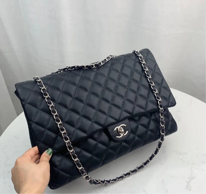 Woman New Chanel shoulder handbag