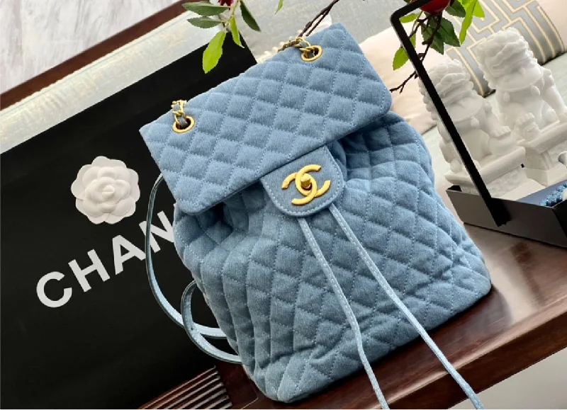 Woman Chanel shoulder  pack